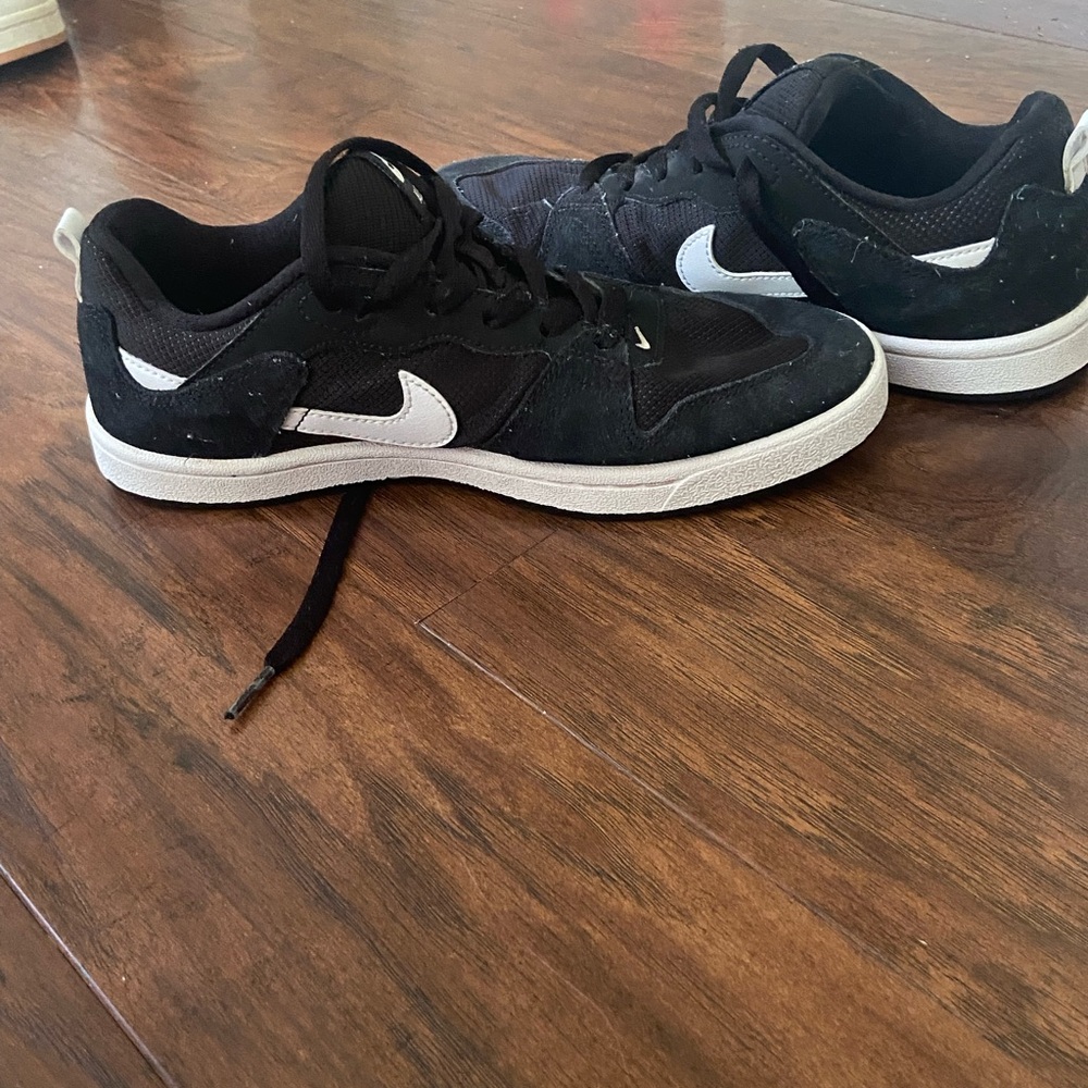 Boys Nike Black sneaker